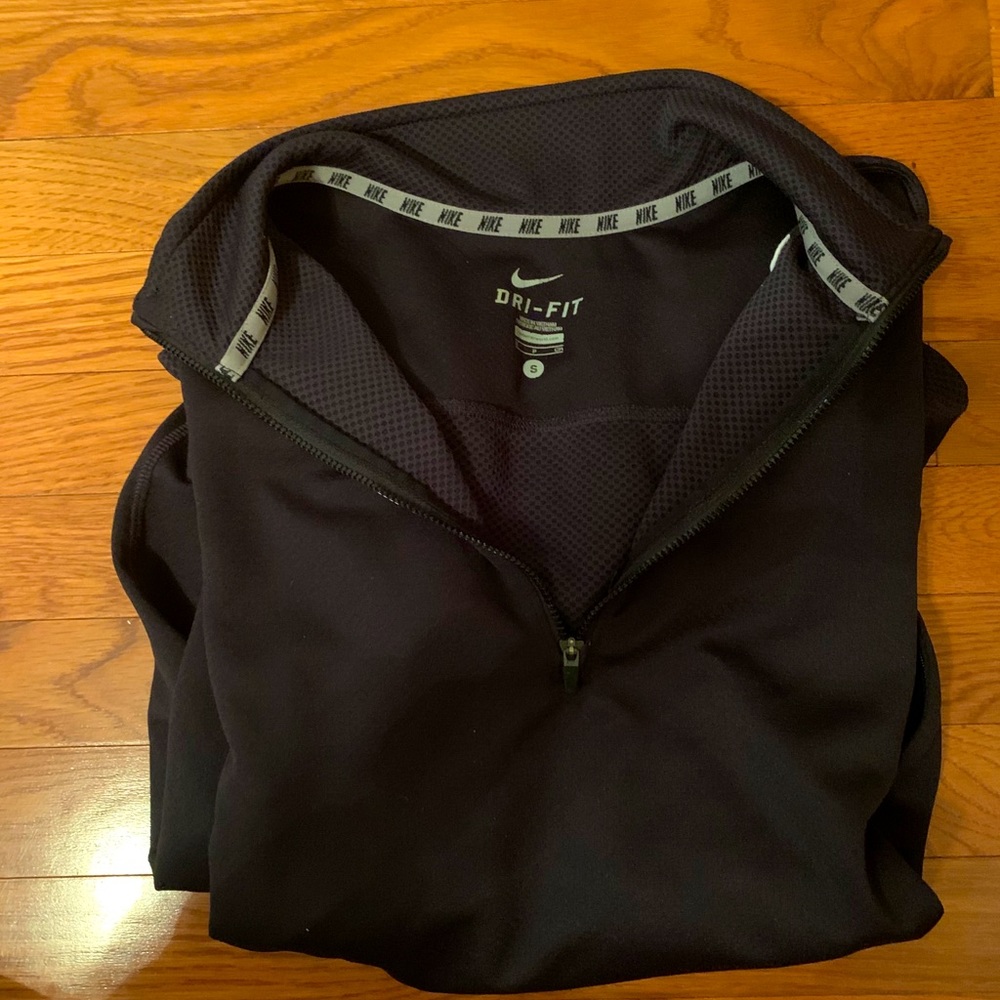 Nike Dri-fit Quarter Zip in black!